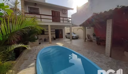 Casa ampla com piscina  quiosque e churrasqueira. Possui  226m² privativos e 3 dormitórios e 4 vagas.  Próx Dona Adda Mascarenhas - Jardim Itu&lt;BR&gt;&lt;BR&gt;BELISSIMA CASA com 3 dormitórios e amp