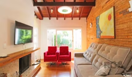 Casa dos Sonhos no Cristo Redentor, Porto Alegre!&lt;BR&gt;&lt;BR&gt;Descubra esta joia com 244,72m² de área privativa e terreno amplo.&lt;BR&gt;&lt;BR&gt;Características Principais:&lt;BR&gt;&lt;BR&g