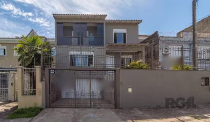 Casa localizada no bairro Protásio Alves, com 280m². Imóvel com 3 dormitórios, sendo 1 suíte com sacada, living, sala de estar e sala de jantar, cozinha americana com armários, 4 banheiros , área de s