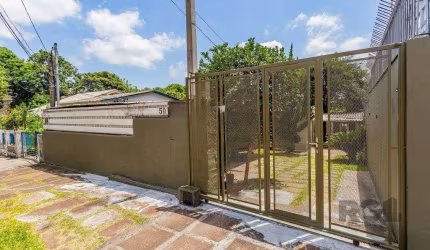 Casa com 3 dormitórios, ideal para famílias, com 2 banheiros (social e lavabo), amplo living para 2 ambientes, cozinha funcional e área de serviço. O imóvel conta com um pátio espaçoso com churrasquei