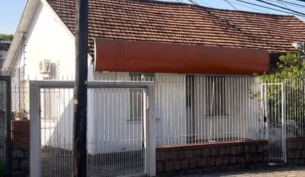 Ótimo terreno no Passo Dáreia, com 300m² (10x30m) com 2 construções de alvenaria. Ideal tanto para residência (com algumas adaptações) quanto para instalação de empresas, escritórios, depósitos, reven