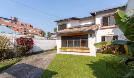 OPORTUNIDADE CASA + TERRENO 1.800.000,00 LU444538&lt;BR&gt;&lt;BR&gt;Terreno no bairro Camaquã com 7,40 metros de frente por 44 metros de fundos.&lt;BR&gt;&lt;BR&gt;Casa à venda em Porto Alegre, no ba