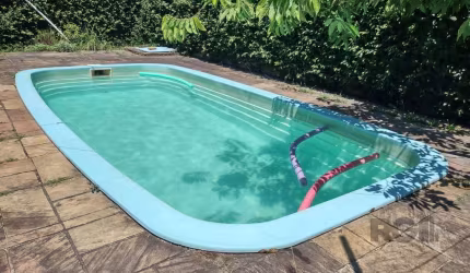 Casa e loja comercial à venda em Porto Alegre, no bairro Cristal.&lt;BR&gt; Com três dormitórios, sala, cozinha, lavanderia, banheiro social, porão, espaço para reunir a família, churrasqueira, pátio,