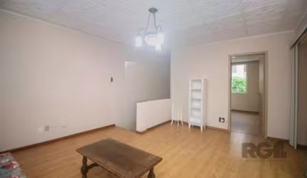 Sobrado com 4 (quartos) no bairro Floresta, possui 2 banheiros, duas cozinhas, terraço privativo, quatro vagas de garagem. Ótimo para moradia, assim como para comércio.&lt;BR&gt;O bairro Floresta fica
