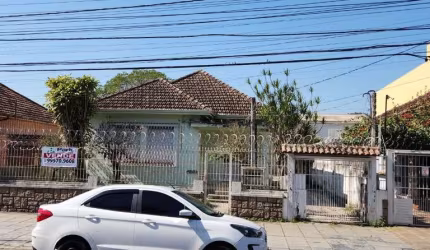 Ótimo terreno plano 13,20 x 38,72 Casa com 03 Dormitórios, sendo 01 Suíte,  Banheiro social, banheiro de serviço, Área de Serviço, Cozinha,  Living 2 Ambientes, amplo pátio com mais uma construção nos