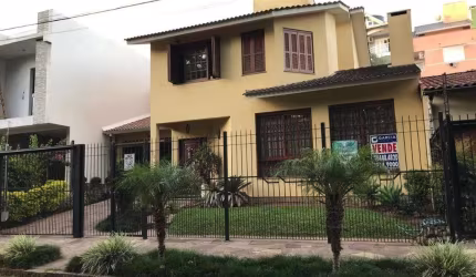 Excelente casa estilo sobrado composta por 4 dormitórios sendo 1 suíte com Spa e Closet, varanda, 2 banheiros sociais, sala de estar 2 ambientes com lareira, cozinha americana, sala de jantar com vara