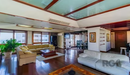 Vende-se apartamento com 241m2 privativos,, no bairro Moinhos de Vento com  4 quartos (dormitórios) com suíte, 3 vagas cobertas e escrituradas, living em 4 ambientes, ampla sacada, próximo do Parcão e