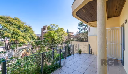 Ótimo e amplo sobrado no bairro Jardim Botânico, com 379m² divididos em 3 pavimentos, em terreno com 435m², de 5 dormitórios e 4 vagas. No andar térreo possui garagem para até 4 carros, depósito, depe