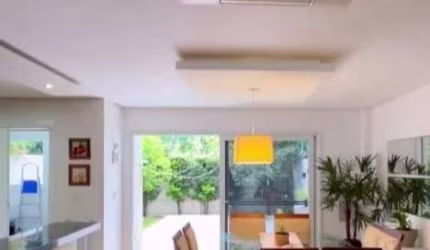 Casa em condominio com 3 suites, lavabo, lareira, espaço gourmet. Posui 2 vagas de garagem. Portaria 24 horas, piscina, salão de festas, academia. Agende sua visita.