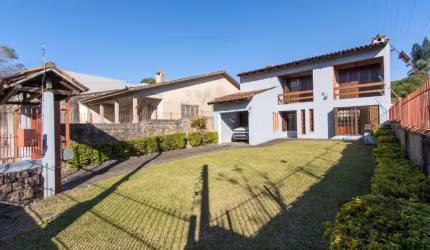 com construção sólida, paredes externas em tijolos maciços, terreno de 580m2, duas lajes de concreto, com 40m2 de aberturas em louro freijó,  à venda no Bairro Tristeza. Constituída de  3 dormitórios,
