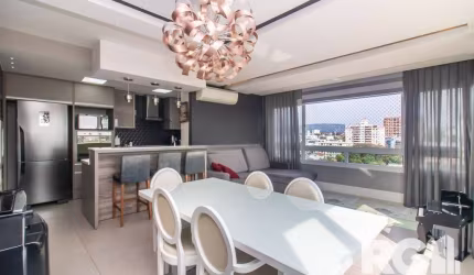 Apartamento semi mobiliado com três dormitórios sendo um suíte, churrasqueira, cozinha americana integrada com living dois ambientes, lavabo, andar alto com vista definida. São duas vagas de garagem c