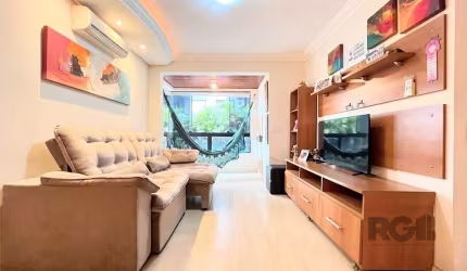 Excelente apartamento localizado no Bairro Cristo Redentor. Apartamento com 66,37m² de área privativa, localizado no 4º andar, possui 2 dormitórios sendo 1 suíte, amplo living com 2 ambientes com saca
