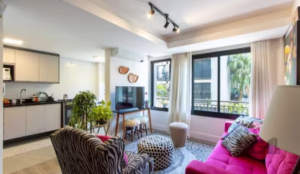 Apartamento em condomínio fechado no bairro Tristeza, com piso vinílico, aproximadamente 88m² de área privativa, 02 suítes, living 02 ambientes, cozinha com armários sob medida, pia, churrasqueira e á