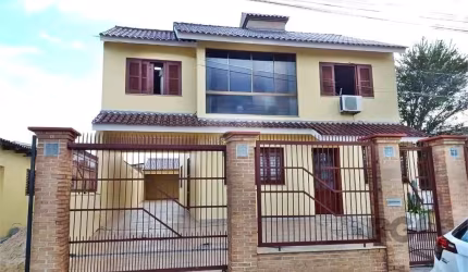 Linda casa/sobrado com ambientes amplos e 237 m² de área privativa. A residência conta com 3 dormitórios, sendo 2 suítes, uma delas no andar térreo. A sala de jantar é integrada à cozinha, que já está