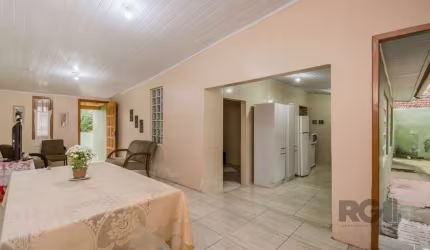 Excelente casa de frente com 2 dormitórios, banheiro social, suíte, área de serviço e cozinha. Nos fundos, possui três edículas independentes, cada uma com dormitório, sala, cozinha e banheiro. Além d