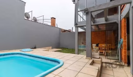 Encantador sobrado de 5 dormitórios no bairro Sarandi, em Porto Alegre, com 245m² de área privativa. O imóvel conta com duas salas de estar, uma com lareira, ampla sala de jantar, suíte master, copa, 