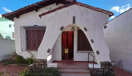 Casa à venda no bairro Teresópolis, terreno medindo 10 x 36, possui 3 dormitórios, sala ampla, cozinha, banheiro amplo, garagem coberta para 2 carros, área de serviço externa coberta com tanque. Na pa