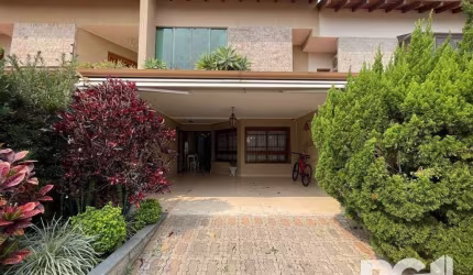 Casa sobrado no Jardim Itu em frente a melhor praça do bairro. Com 3 dormitórios sendo 1 suíte master com 2 closet na parte superior, living para 2 ambientes com lareira e lavabo. Andar térreo com ban