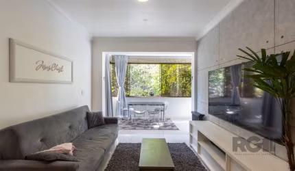 Apartamento impecável, com três (3) dormitórios, sendo duas (2) suítes e duas (2) vagas de garagem cobertas, duplas e escrituradas. Localizado no Bairro Cristal próximo à Av. Icaraí, com acesso facili
