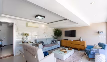 Casa a venda no bairro Guarujá, de esquina, toda reformada, com amplo pátio de 470m², piscina, próximo a orla do Guaíba e praticamente no centro do terreno (possui pátio em toda sua volta).&lt;BR&gt;N