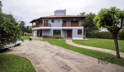 Excelente sobrado sendo, no térreo, living 2 ambientes, piso cerâmico, lareira, lavabo, escritório, sala de jantar, cozinha, churrasqueira, lavanderia, banheiro e social. No segundo andar, 6 suítes, 1