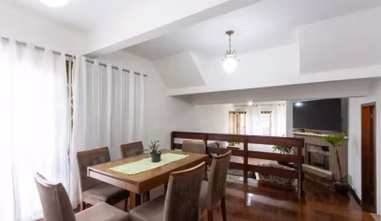 BAIXOU DE R$ 940 MIL PARA R$890 MIL&lt;BR&gt;&lt;BR&gt;Descubra a sua nova casa em Santa Tereza, Porto Alegre! Com uma área privativa de 299 m² e total de 556.6 m², esta espaçosa casa conta com 5 dorm