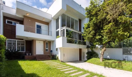 casa nova - 3 suítes - pátio amplo - piscina -  próximo av. Nonoai e a. Campos velho - bairro Nonoai - zona sul de porto alegre muita luz, muito charme! As enormes janelas que inundam essa casa de luz