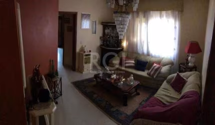 COBERTURA DUPLEX  3 DORMITÓRIOS SENDO 1 SUÍTE, 2 VAGAS NO BAIRRO JARDIM PLANALTO EM PORTO ALEGRE.&lt;BR&gt;Excelente cobertura no bairro Jardim Planalto, com aproximadamente 200 m², com a maioria dos 