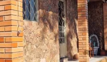 São 4 casas neste terreno medindo 10 x 50.&lt;BR&gt;Primeira casa. 2 dormitórios e demais peças [frente]&lt;BR&gt;Segunda casa. 2 dormitórios e demais peças [meio]&lt;BR&gt;Terceira casa. 3 dormitório