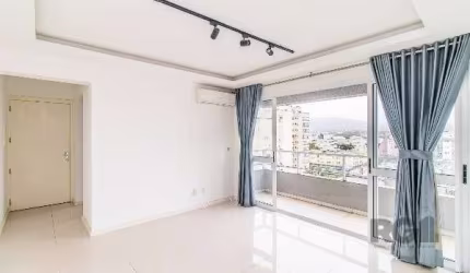 Apartamento com 2 quartos, sendo 1 suíte, e 2 vagas de garagem, localizado na melhor área do bairro Jardim Botânico, em Porto Alegre. Ensolarado e em andar alto, o imóvel conta com um amplo living par