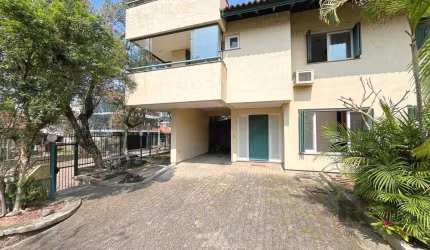 Descubra o lar dos seus sonhos nesta magnífica casa de condomínio com 254m² privativos. Projetada para oferecer conforto e sofisticação, esta residência dispõe de 3 suítes, incluindo uma suíte master 