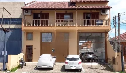 Casa à venda, com 700m² de área total e 3 dormitórios, om 2 dormitórios adicionais nos fundos. churrasqueira e a hidromassagem, sacada , também conta com uma área comercial, incluindo escritório, 2 a 