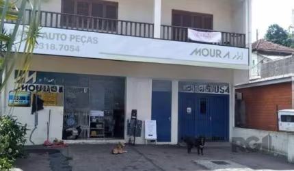 Sobrado comercial à venda, no térreo, há uma loja de autopeças em pleno funcionamento, com venda 'porteira fechada', incluindo todo o estoque de mercadorias. O espaço conta ainda com um banh