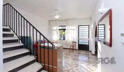 AMPLA CASA A VENDA com Vista para  praça no bairro PARTENON. Casa com 200m², 3 dormitórios, 3 varandas e garagem para 6 carros....&lt;BR&gt;Descubra esta casa incrível com vista permanente para uma be