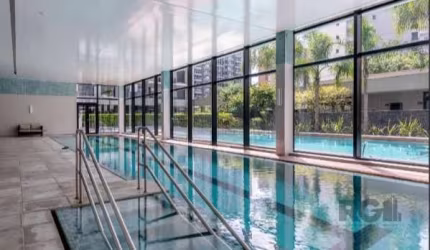 Belíssimo apartamento no FWD no bairro Central Parque, em andar alto com ampla vista panorâmica composto por 2 (dois) dormitórios, sendo um deles suíte, o outro transformado em living estendido, cozin