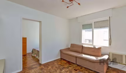 Descubra a oportunidade ideal em Vila Ipiranga, Porto Alegre! Este apartamento reformado e desocupado está agora disponível para venda, oferecendo um ambiente residencial tranquilo e remodelado para q