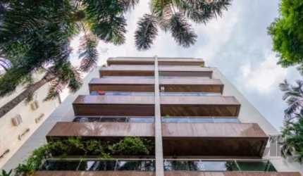 Cobertura para comprar com 218 m² privativos com 3 dormitórios sendo 1 suíte com closet e sacada, living amplo, cozinha, área de serviço, banheiro social e auxiliar, despensa, andar equipado com siste