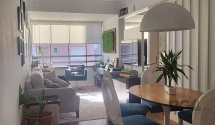Excelente Apartamento Para comprar   com 3 Dormitórios, 2 Banheiros, sendo um suíte, 1 vaga, sala e sacada. Aceita pet.&lt;BR&gt;A meia quadra da Plínio Brasil Milano e Anita Garibaldi,  supermercados