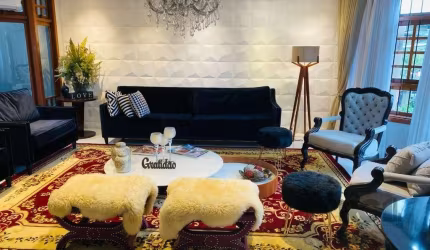 Casa impecável em área nobre do Chácara das pedras.&lt;BR&gt;&lt;BR&gt;Tem 5 quartos, sendo 1 suíte master com closet.&lt;BR&gt;&lt;BR&gt;Toda reformada e mobiliada com muito bom gosto.&lt;BR&gt;&lt;B