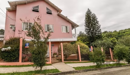 Ótima casa de 310m² privativos no bairro Lomba do Pinheiro! O imóvel é composto amplo living para dois ambientes com lareira, lavabo, espaçosa cozinha e outra cozinha auxiliar no espaço da área de ser