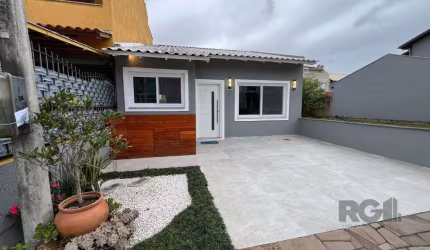 Excelente casa térrea, o imóvel não possui nenhum degrau, facilitando o trajeto e circulação dentro do imóvel (especialmente para idosos). A casa é constituída com dois dormitórios sendo um deles suít
