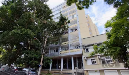 Encantador apartamento de 140 m² privativos, completamente reformado, perfeito para quem busca espaço e elegância. A sala ampla integra-se a um charmoso escritório com sacada, além de oferecer dois do