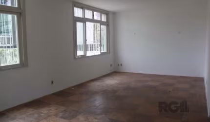 Excelente e amplo apartamento no bairro Rio Branco, com 186m² privativos, lateral norte, com 4 dormitórios e 2 vagas a 50 metros do prédio. Possui hall de entrada, living para 3 ambientes ,sala de jan
