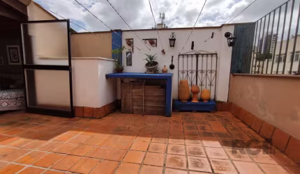 Excelente cobertura de dois dormitórios localizada no bairro Petrópolis.&lt;BR&gt;No primeiro pavimento estão os dormitórios, living integrado à sacada fechada, cozinha, e banheiro social.&lt;BR&gt;Na