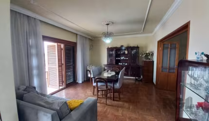 Linda casa à venda no Bairro Bom Jesus, lugar tranquilo e de fácil acesso, esta encantadora casa oferece conforto e praticidade para toda a família, com suas características amplas e funcionais, é ide