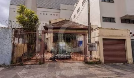Casa composta por seis(6) dormitórios, no bairro Passo da Areia em Porto Alegre/RS.&lt;BR&gt;&lt;BR&gt;A casa possui living para 02 ambientes, integra, sala de estar e sala de jantar e duas (2) vagas.