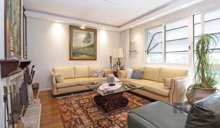 Cobertura com 422,00m² no bairro Moinhos de Vento em Porto Alegre/RS.&lt;BR&gt;&lt;BR&gt;O imóvel possui 3 banheiros sociais com armários e box, living para 2 ambientes com sofás e poltronas, cozinha 