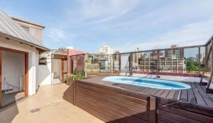 Ótima e ampla cobertura duplex próxima da Praça da Encol, de frente, com 207m² privativos, de 2 dormitórios e 2 vagas. Possui no andar inferior: sala ampla para 2 ambientes com sacada integrada, lavab