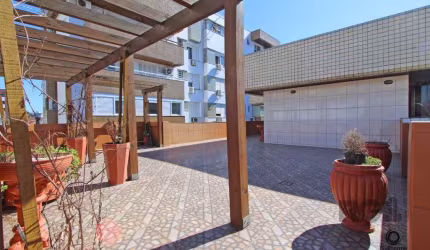 Descubra o requinte e o conforto desta cobertura semi mobiliada no coração do bairro Santana, oferecendo 182m² de área privativa. Com 2 dormitórios acolhedores, um amplo living duplo, e um terraço equ