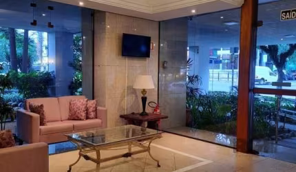 Apartamento impecável, com móveis sob medida! Amplo living para 2 ambientes, janelas com vista. Apartamento todo com piso parquet claro belíssimo, uma boa sala de estar e jantar, cozinha com móveis so